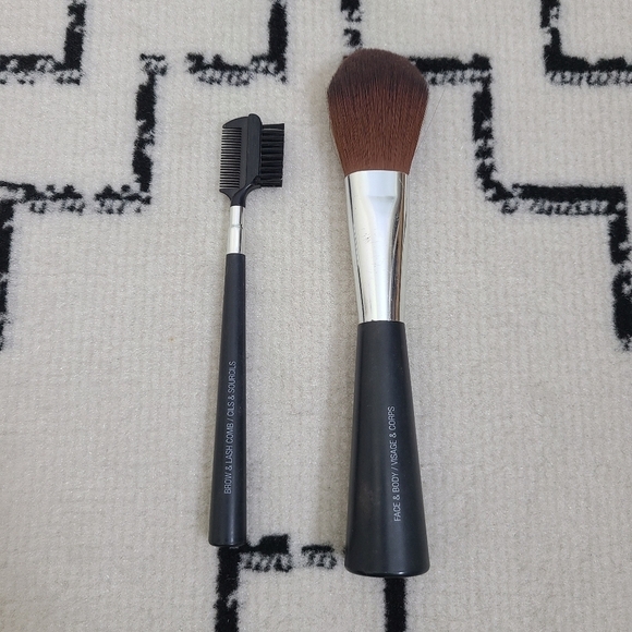 ⭐️40% Off⭐️ The Body Shop Brush Set - Picture 1 of 13